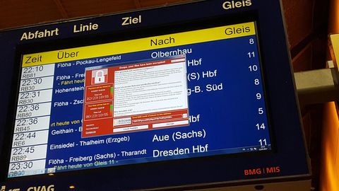 Wannacry Windows Trojaner auf einer Anzeige der deutschen Bahn