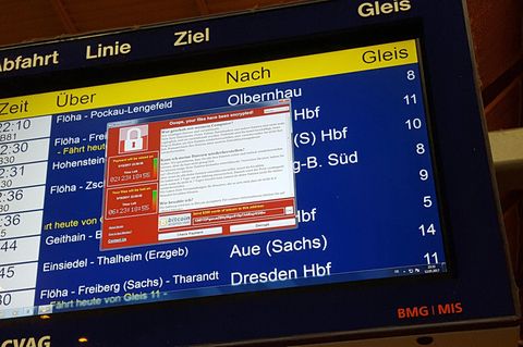 Wannacry Windows Trojaner auf einer Anzeige der deutschen Bahn