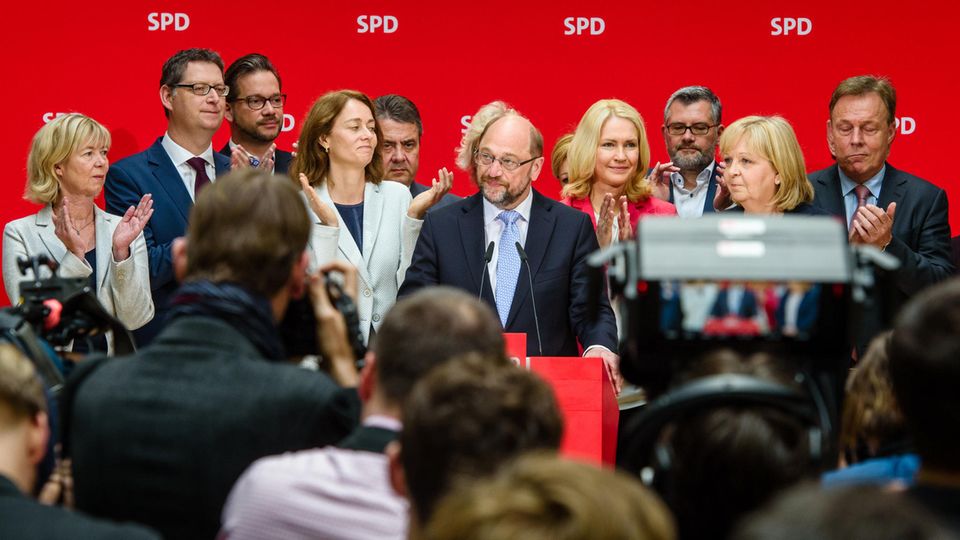 Martin Schulz steht am Tag nach der NRW-Pleite in Berlin Rede und Antwort
