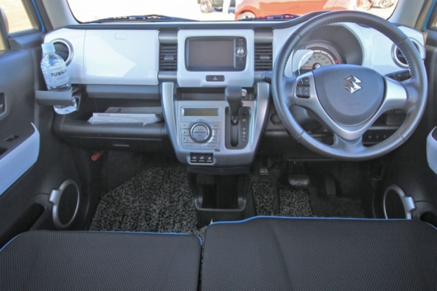 Das Cockpit des Suzuki Kei Cars