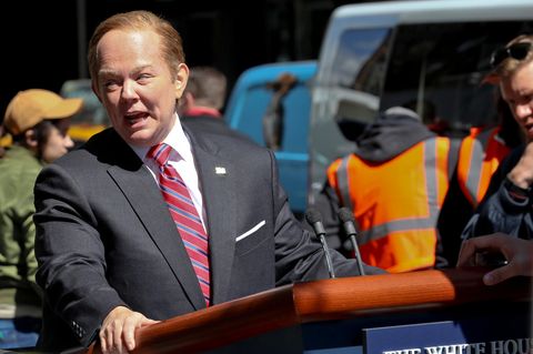 Komödiantin Melissa McCarty hält sich während einer Rede als Trumps Pressesprecher Sean Spicer am Rednerpult fest