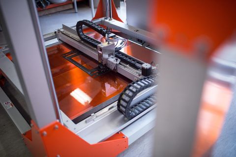 Ein 3D-Drucker druckt ein Modell für die Deutsche Bahn