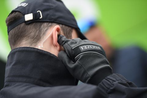 Bayern: Warum der Mann seine Ehefrau nach dem Unfall zurückließ, muss noch ermittelt werden.