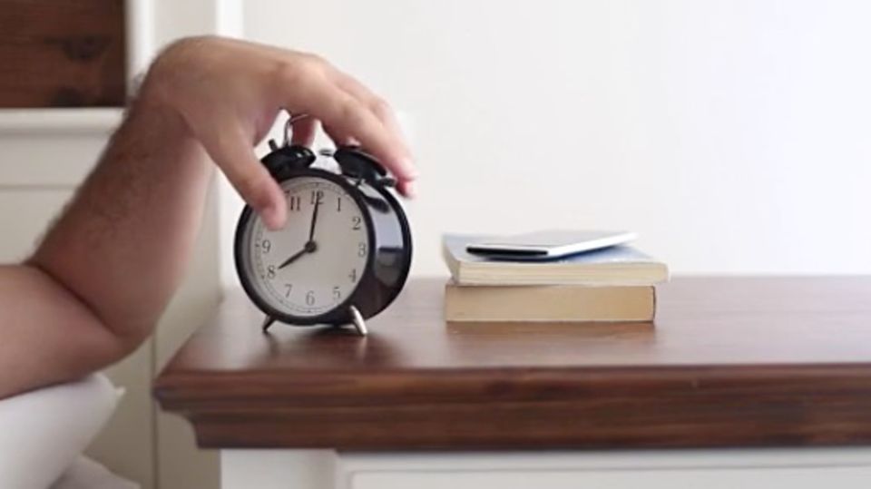 Morgenmuffel aufgepasst: Darum ist die Snooze-Taste gefährlich für unseren Körper Morgenmuffel aufgepasst: Darum ist die Snooze-Taste gefährlich für unseren Körper