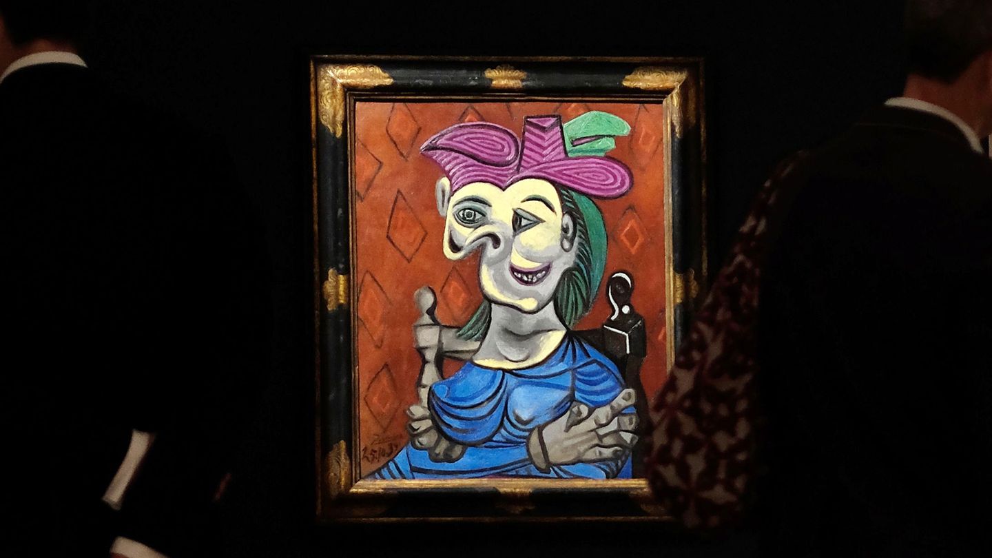 Das Gemälde "Femme assise, robe bleue" von Pablo Picasso wird im Auktionshaus Christie's in New York gezeigt