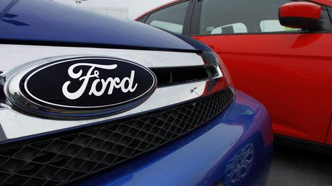 Das Ford Logo an einem blauen PKW