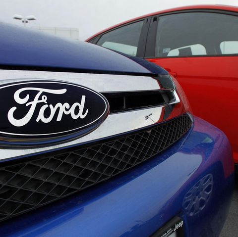 Das Ford Logo an einem blauen PKW