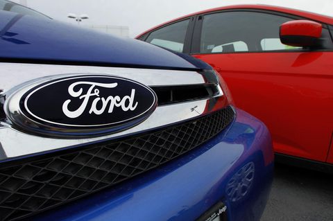 Das Ford Logo an einem blauen PKW