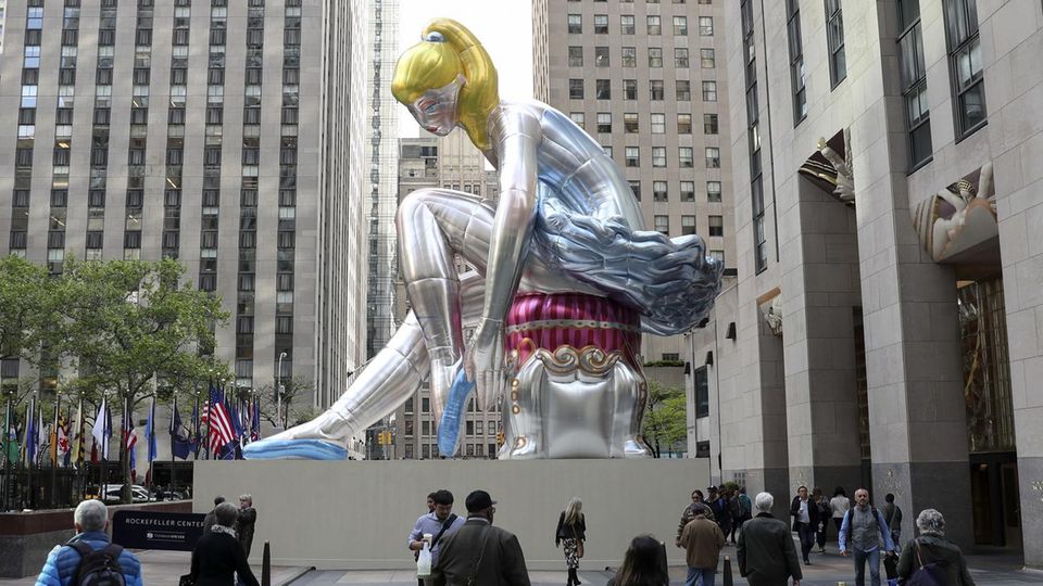 Die Skulptur "Seated Ballerina" von Jeff Koons vor dem Rockefeller Center in New York