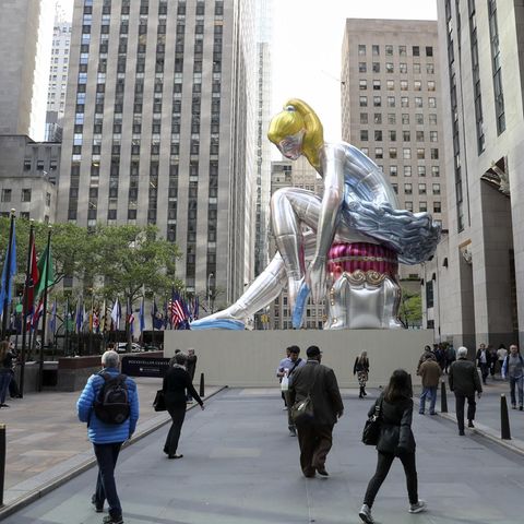 Die Skulptur "Seated Ballerina" von Jeff Koons vor dem Rockefeller Center in New York