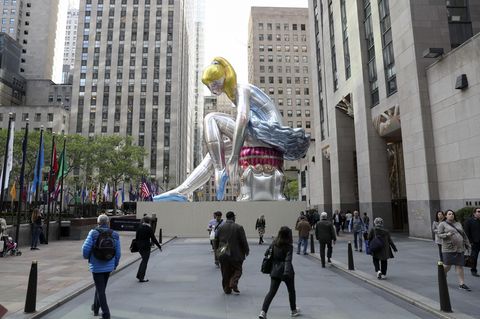 Die Skulptur "Seated Ballerina" von Jeff Koons vor dem Rockefeller Center in New York