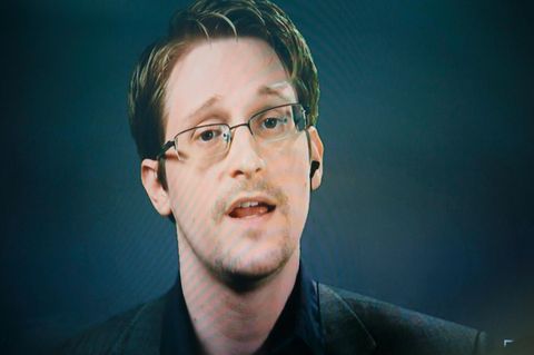 Edward Snowden spricht 2016 bei einer Pressekonferenz, die via Satellit aus Moskau übertragen wurde