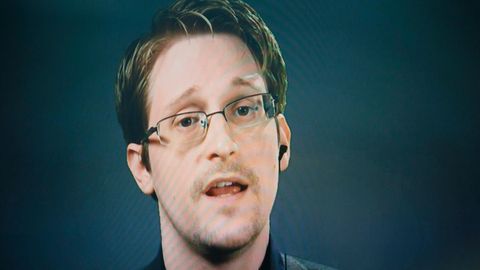 Edward Snowden spricht 2016 bei einer Pressekonferenz, die via Satellit aus Moskau übertragen wurde