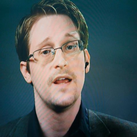 Edward Snowden spricht 2016 bei einer Pressekonferenz, die via Satellit aus Moskau übertragen wurde