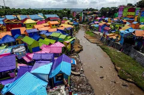 Sicht auf den bunt angemalten Slum in Indonesien