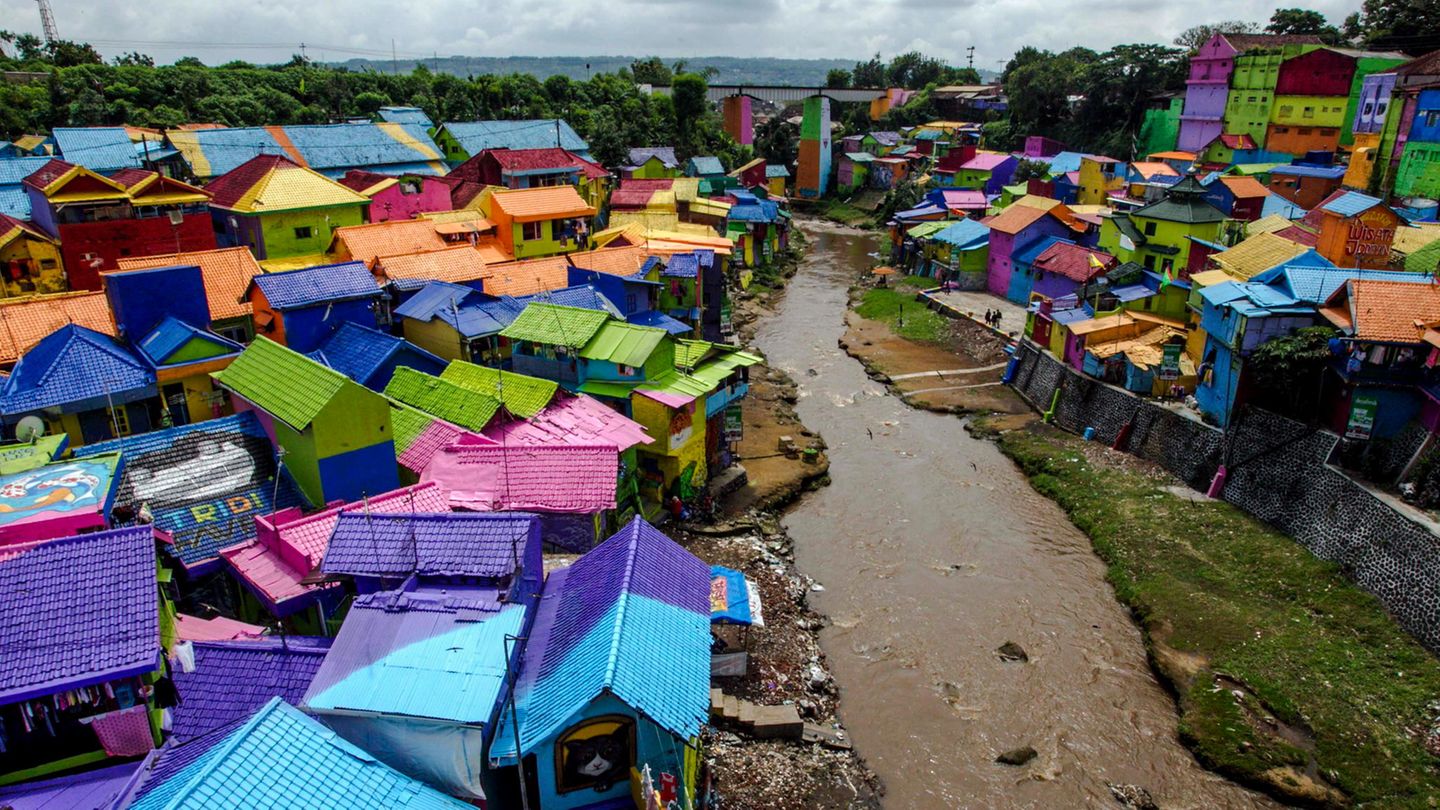 Sicht auf den bunt angemalten Slum in Indonesien