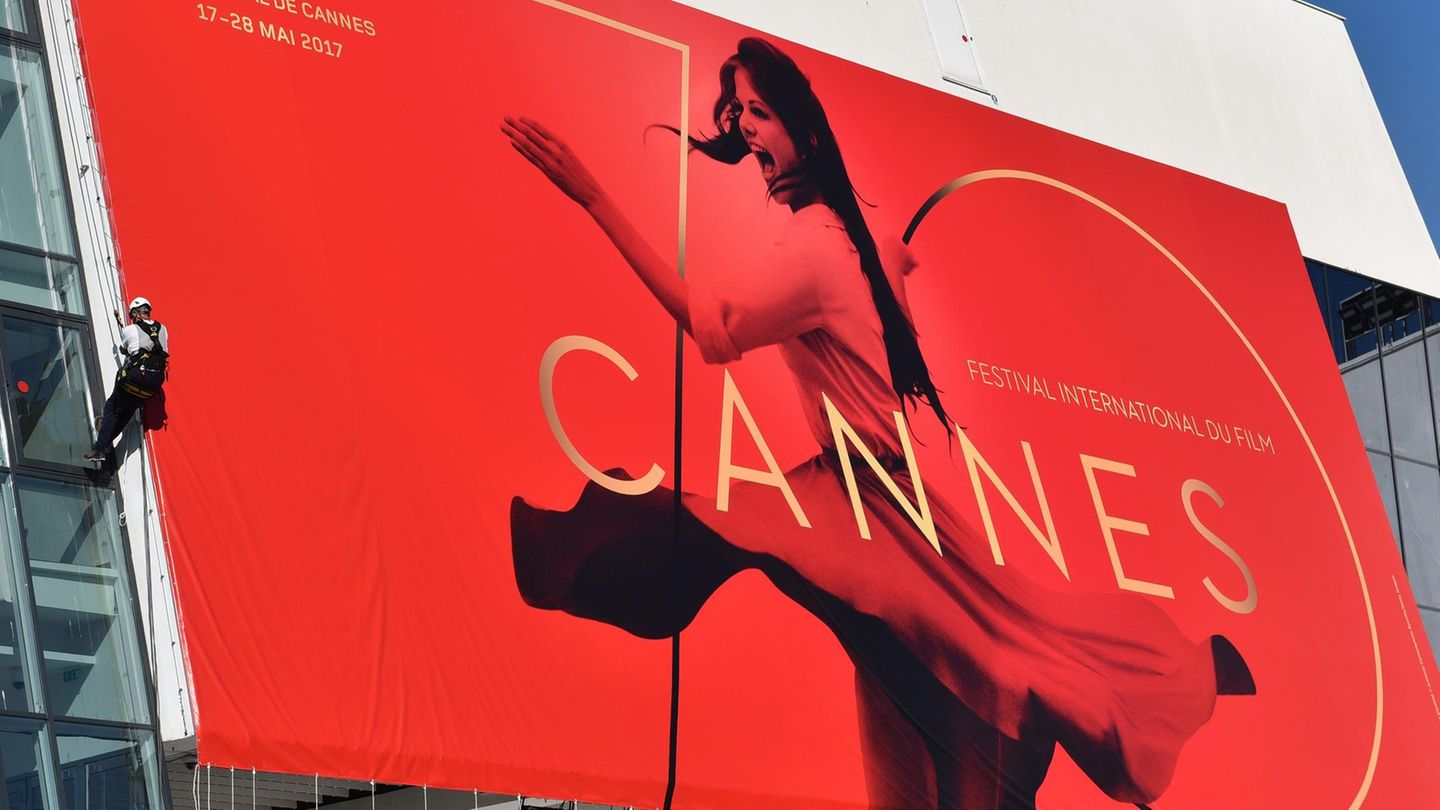 Ein Cannes Festival-Plakat wird aufgehangen. Cannes 2017 zeigt zum ersten Mal auch Netflix-Produktionen.