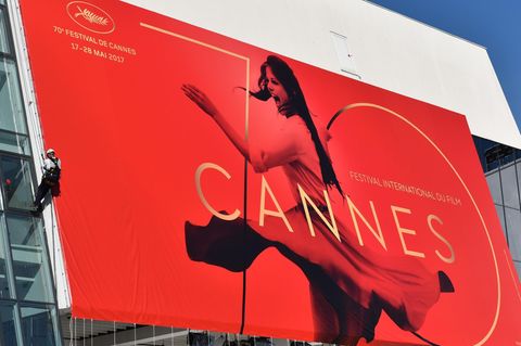 Ein Cannes Festival-Plakat wird aufgehangen. Cannes 2017 zeigt zum ersten Mal auch Netflix-Produktionen.