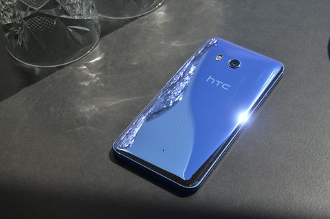 Das HTC U11 liegt mit dem Display nach unten auf einen Tisch