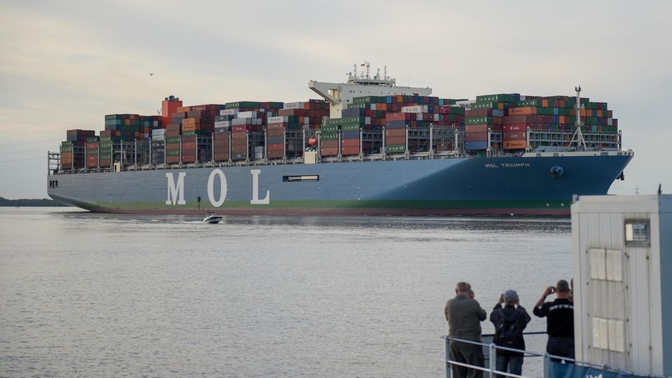 Die MOL Triumph läuft in Hamburg ein