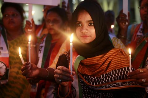Indien: Ein junges Mädchen nimmt an Protesten für härtere Strafen für Vergewaltiger teil.
