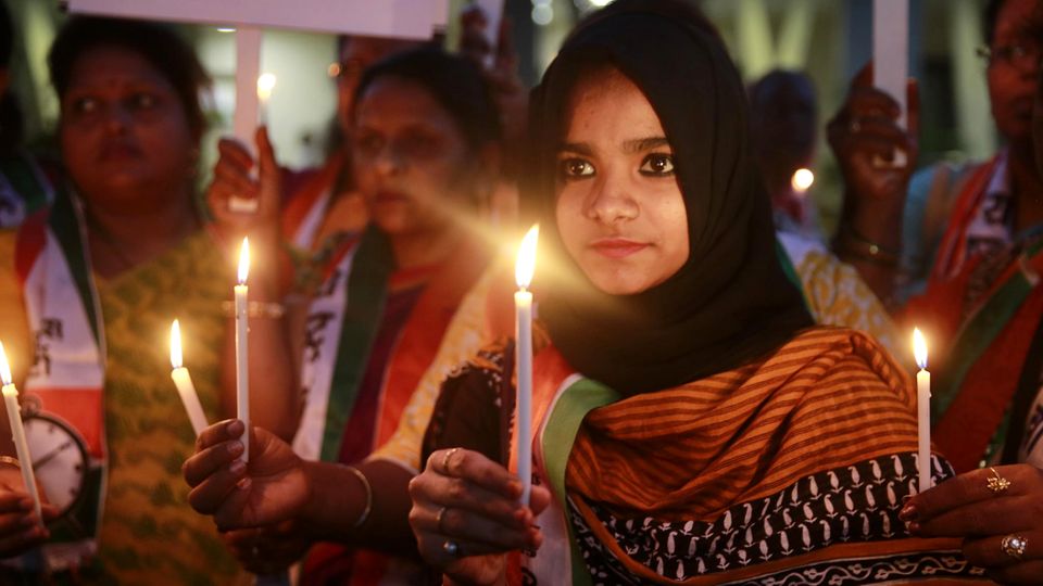 Indien: Ein junges Mädchen nimmt an Protesten für härtere Strafen für Vergewaltiger teil.