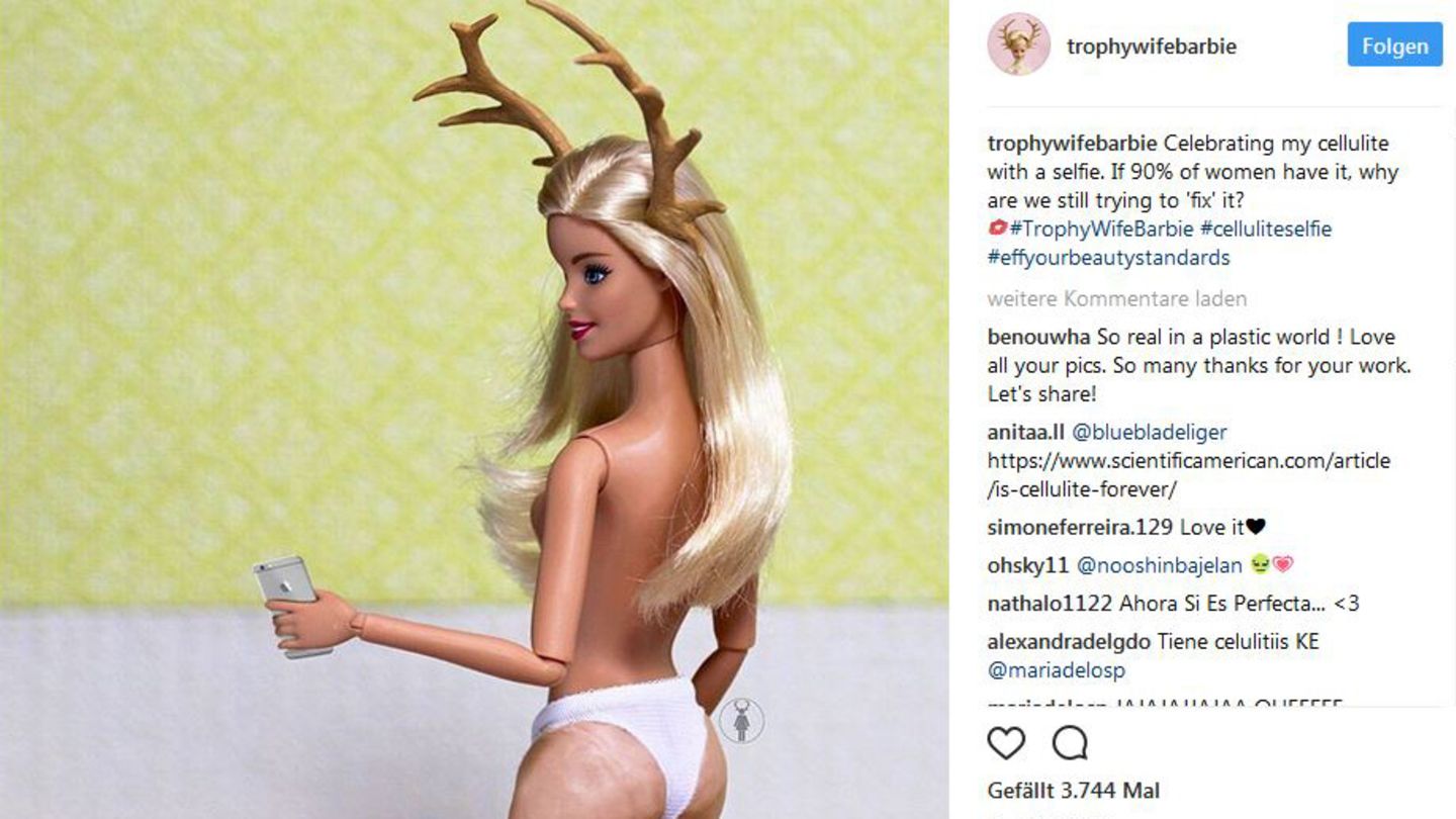 Trophy Wife Barbie in Unterhose mit Cellulite an den Beinen