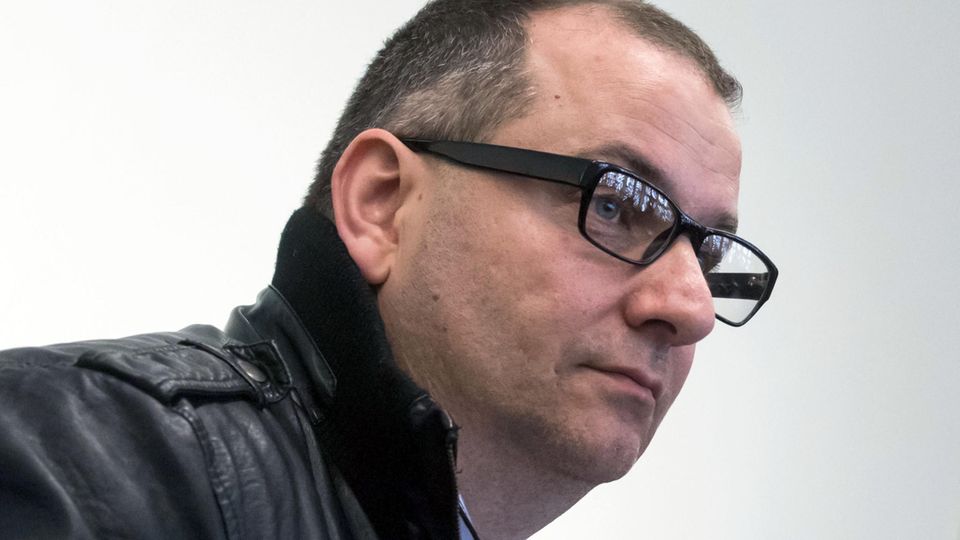Wilfried W., ein Mann mit schwarzer Lederjacke und schwart gerahmter Brille, sitzt im Saal des Landgerichts Paderborn