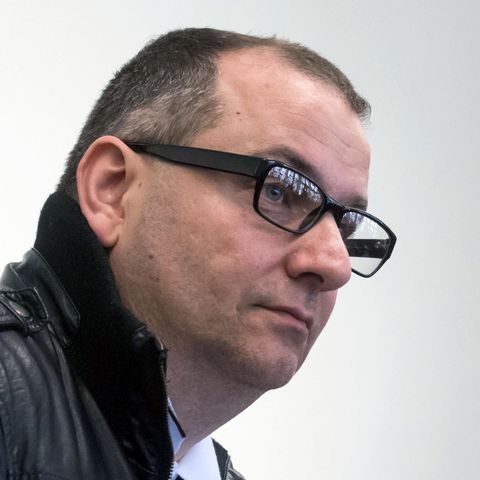 Wilfried W., ein Mann mit schwarzer Lederjacke und schwart gerahmter Brille, sitzt im Saal des Landgerichts Paderborn