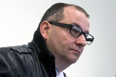 Wilfried W., ein Mann mit schwarzer Lederjacke und schwart gerahmter Brille, sitzt im Saal des Landgerichts Paderborn