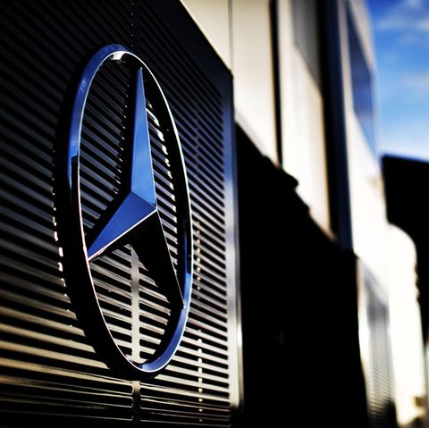 Das Mercedes-Logo hängt an einer Wand