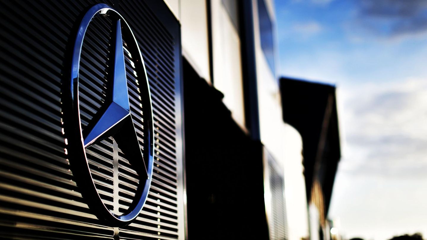 Das Mercedes-Logo hängt an einer Wand