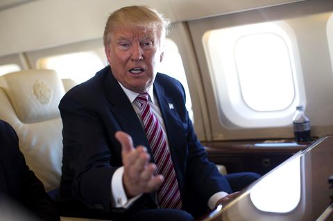 Donald Trump in seinem Privatflieger: Am Freitag tritt er seine erste Auslandsreise an.