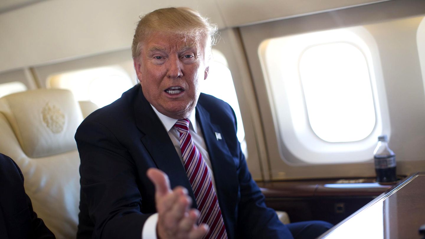 Donald Trump in seinem Privatflieger: Am Freitag tritt er seine erste Auslandsreise an.