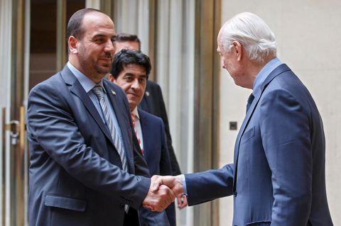 Staffan de Mistura (rechts), UN-Sonderbeauftragter für Syrien, begrüßt Nasr al-Hariri, Anführer der Oppositionsvertreter.