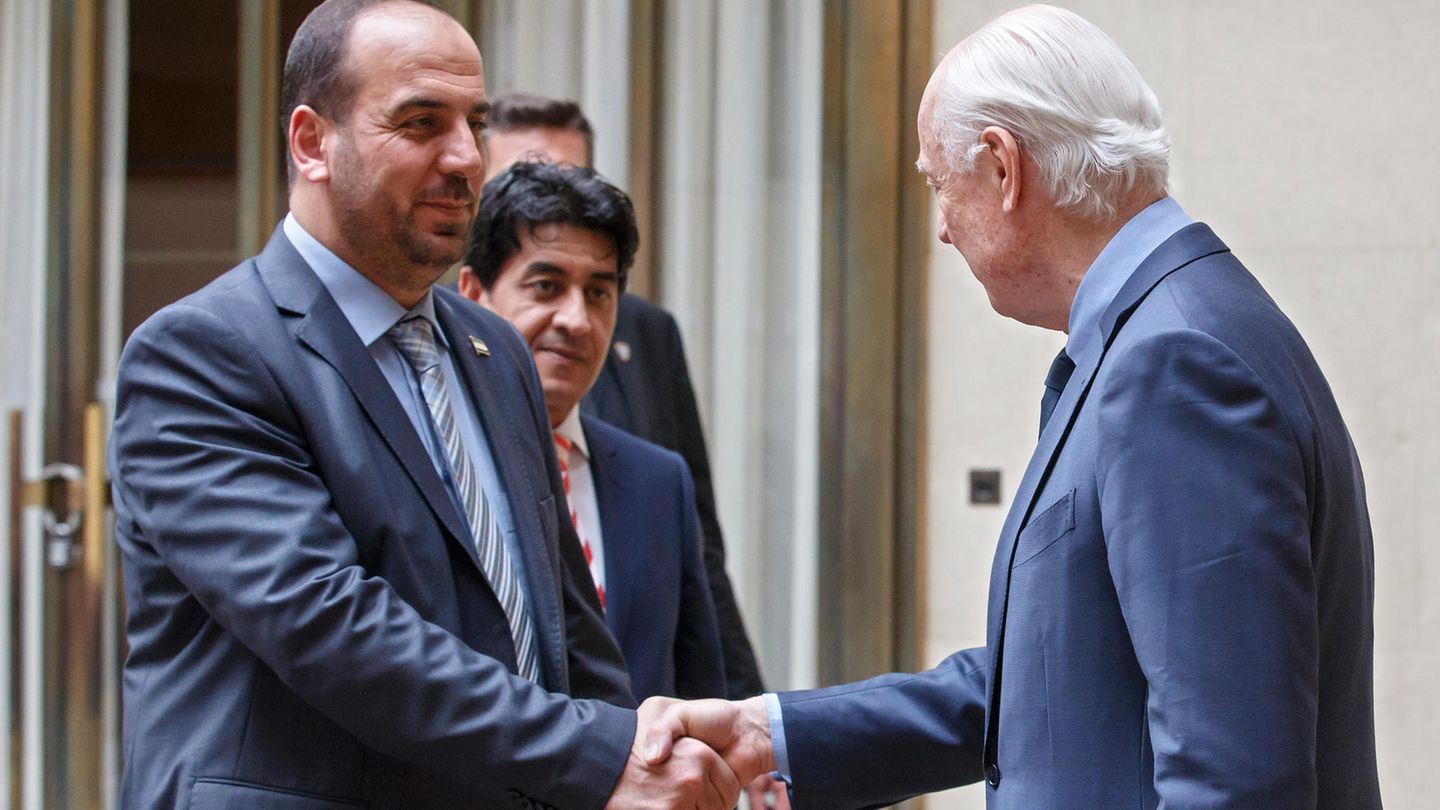 Staffan de Mistura (rechts), UN-Sonderbeauftragter für Syrien, begrüßt Nasr al-Hariri, Anführer der Oppositionsvertreter.