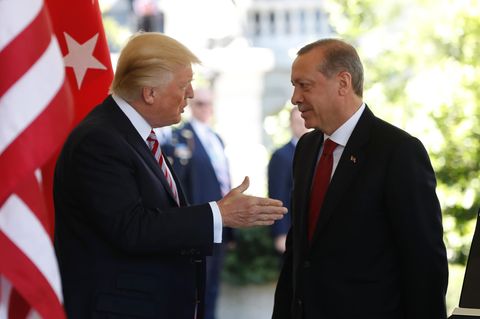 US-Präsident Donald Trump reicht vor dem Weißen Haus dem türkischen Präsidenten Recep Tayyip Erdogan die hand