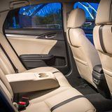 Hinten haben Passagiere auf schlechten Sitzen ausreichend Platz.