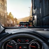 Ein Head-Up-Display erleichtert die Fahrt.