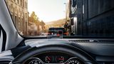 Ein Head-Up-Display erleichtert die Fahrt.