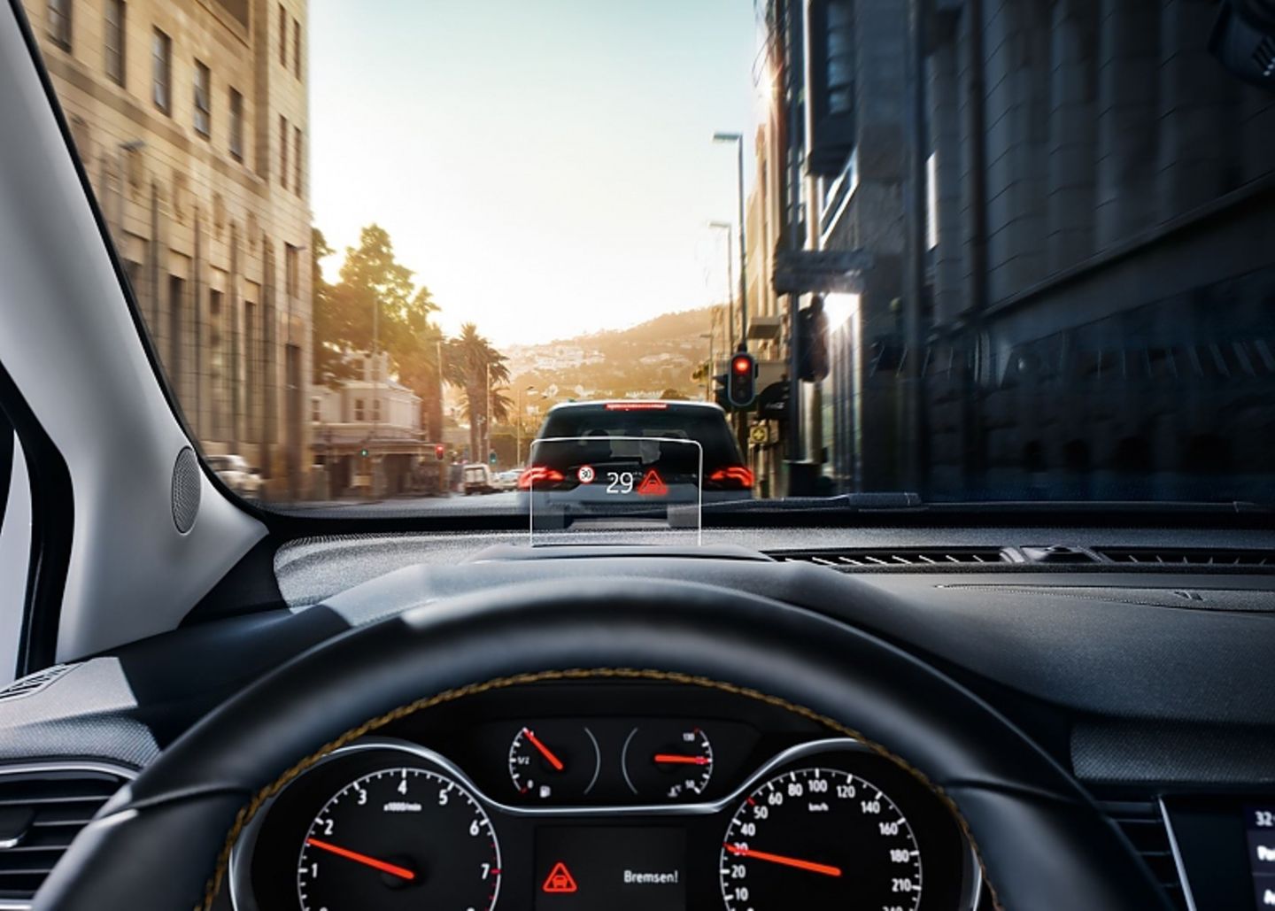 Ein Head-Up-Display erleichtert die Fahrt.