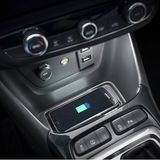 Ein Smartphone kann hier induktiv geladen werden.