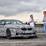Ex-Formel 1-Pilot Timo Glock erklärt Redakteur Marcel Sommer die Vorzüge der einzelnen Fahrmodi des neuen BMW M5.