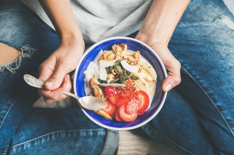 Natürliche Lebensmittel wie Obst und Nüsse bilden die Basis des Ernährungskonzepts "Clean Eating"