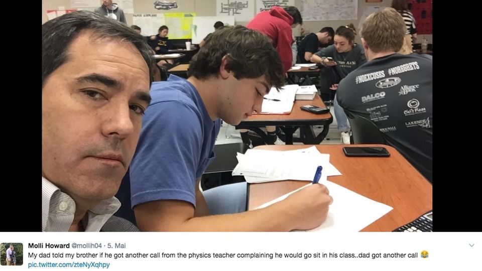 Vater setzt sich mit seinem Sohn in den Unterricht