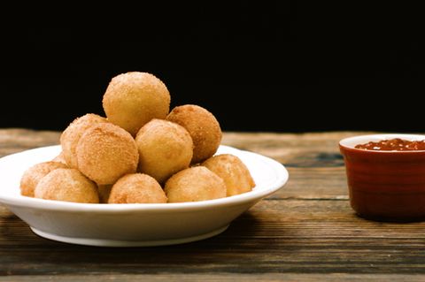 Mit Kartoffelpüree vom Vortag: So einfach gelingen Kartoffel-Käse-Bällchen