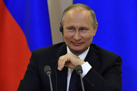 Wladimir Putin witzelte bei einer Pressekonferenz in Sotschi über die Affäre um angeblichen Geheimnisverrat