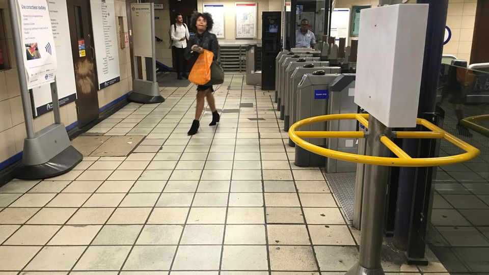 Tatort Leytonstone Tatort in der U-Bahnstation: Hier versuchte der Angreifer, Zimmerman mit einem Messer zu köpfen