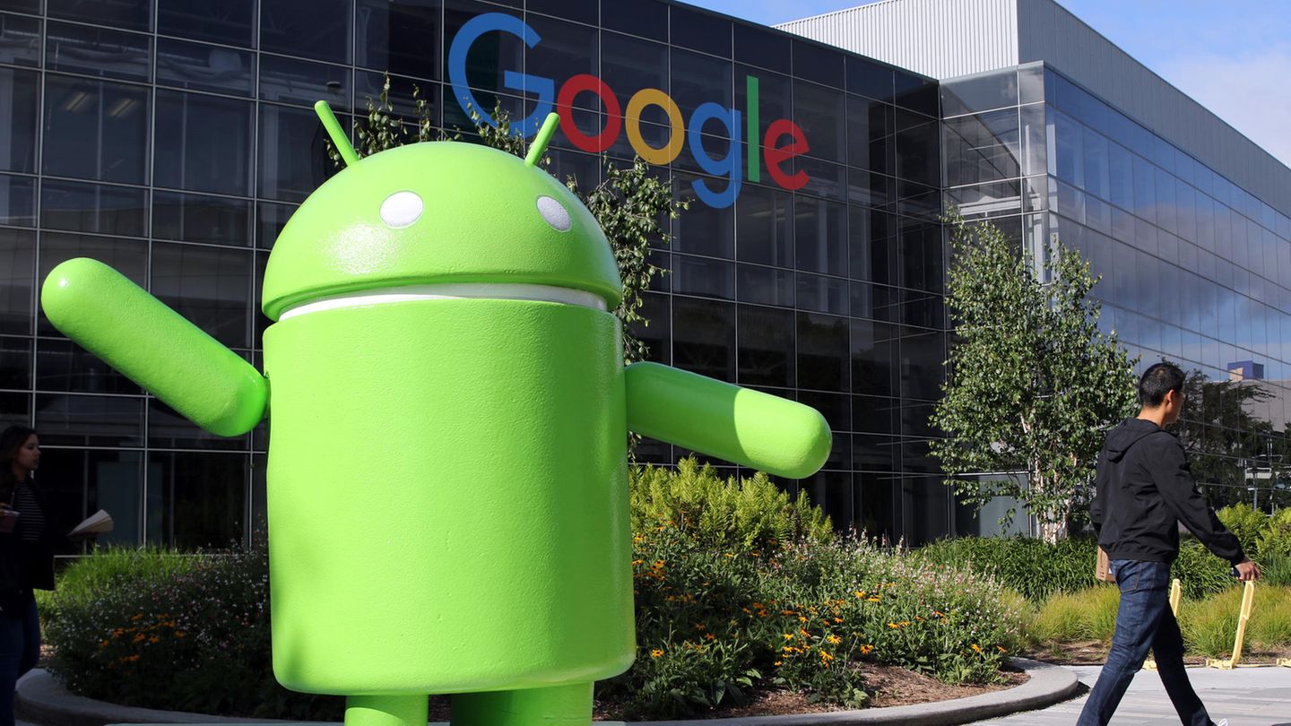 Eine Android-Figur steht vor dem Google-Campus