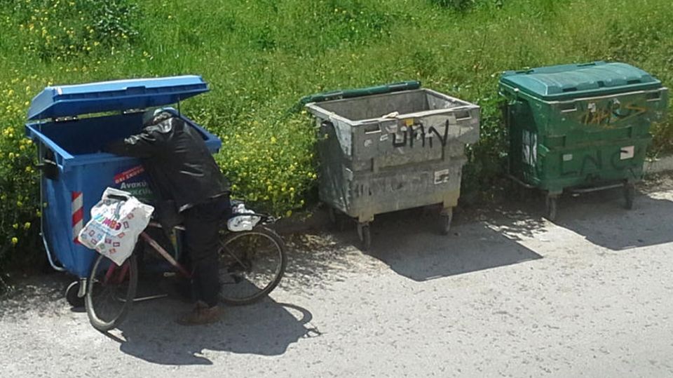 Mann sucht in Athen im Müll nach Essbarem